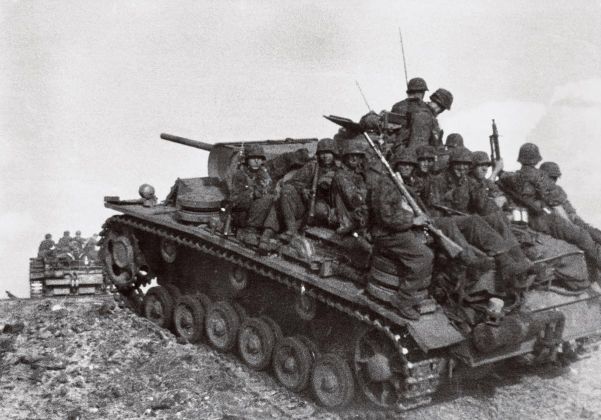 SS Panzergrenadiers hitch a lift on a Panzer III