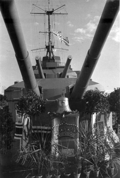 Prinz Eugen main armament decorated by crew