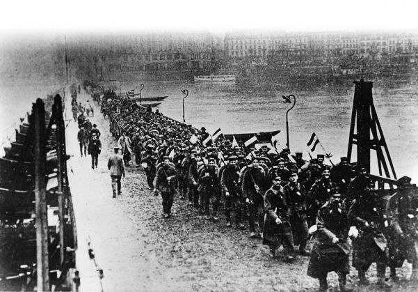 At the end of World War I, a Hessian regiment marches back across the Rhine at Koblenz to a Germany in chaos.