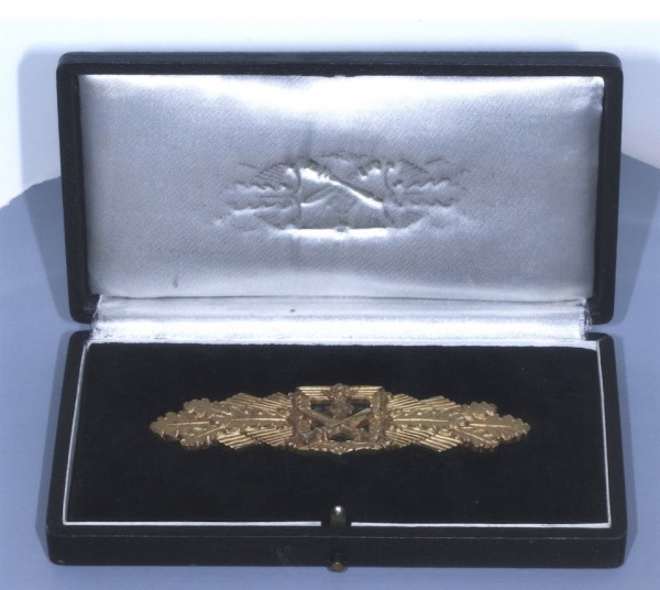 The deluxe version of the Close Combat Clasp in Gold, shown here in its fitted presentation case. Original exmaples of this version of the award are exceptionally rare. 